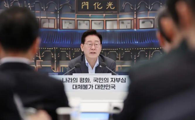8月4日，李在明主持国务会议通过刑事诉讼法修正案，正式取消检察机关直接侦查与补充