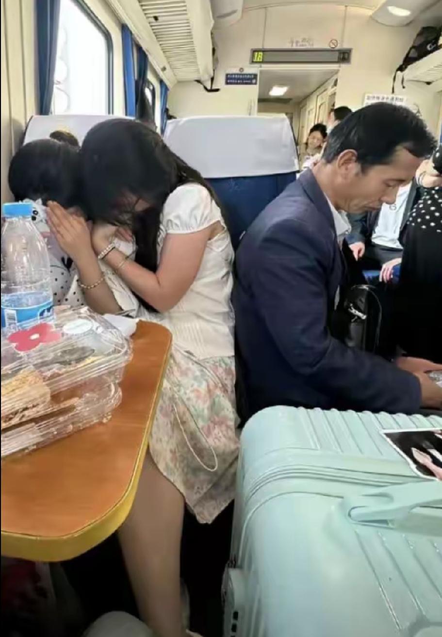 据说小某书，有个标题叫“大叔不要故意挤我嗯...忍了又忍，实在憋不住了，如今不要