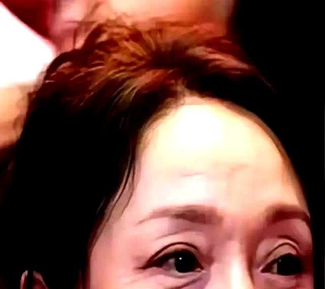 娱乐圈的假面，被周迅扯下来了。她51岁的脸，让多少人闭了嘴。镜头