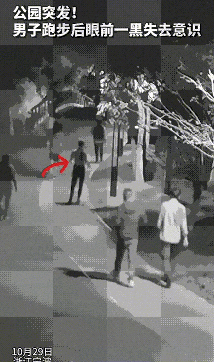 浙江宁波！男子跑完10公里突然眼前一黑，靠着电线杆就栽倒失去意识，这一幕看得人心