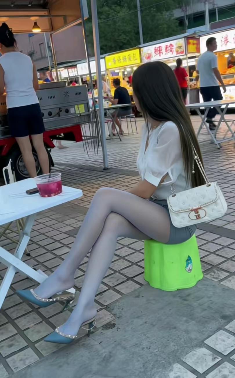 以前吃烧烤，凑的是热闹；现在吃烧烤，藏的是心事我敢说，全天下90%的中年女人，