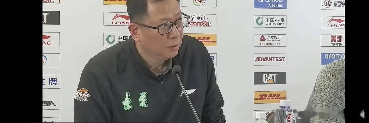 吴乃群代替杨鸣出席赛后发布会，也太敢说了，他是真的不怕被罚款。记者问吴乃群，对于