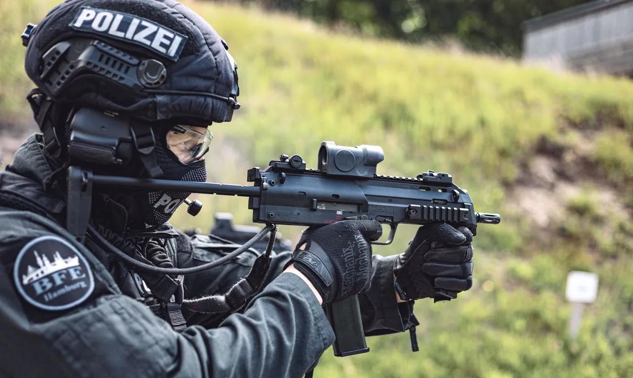 德国特警和德军士兵进行联合训练。MP7冲锋枪。