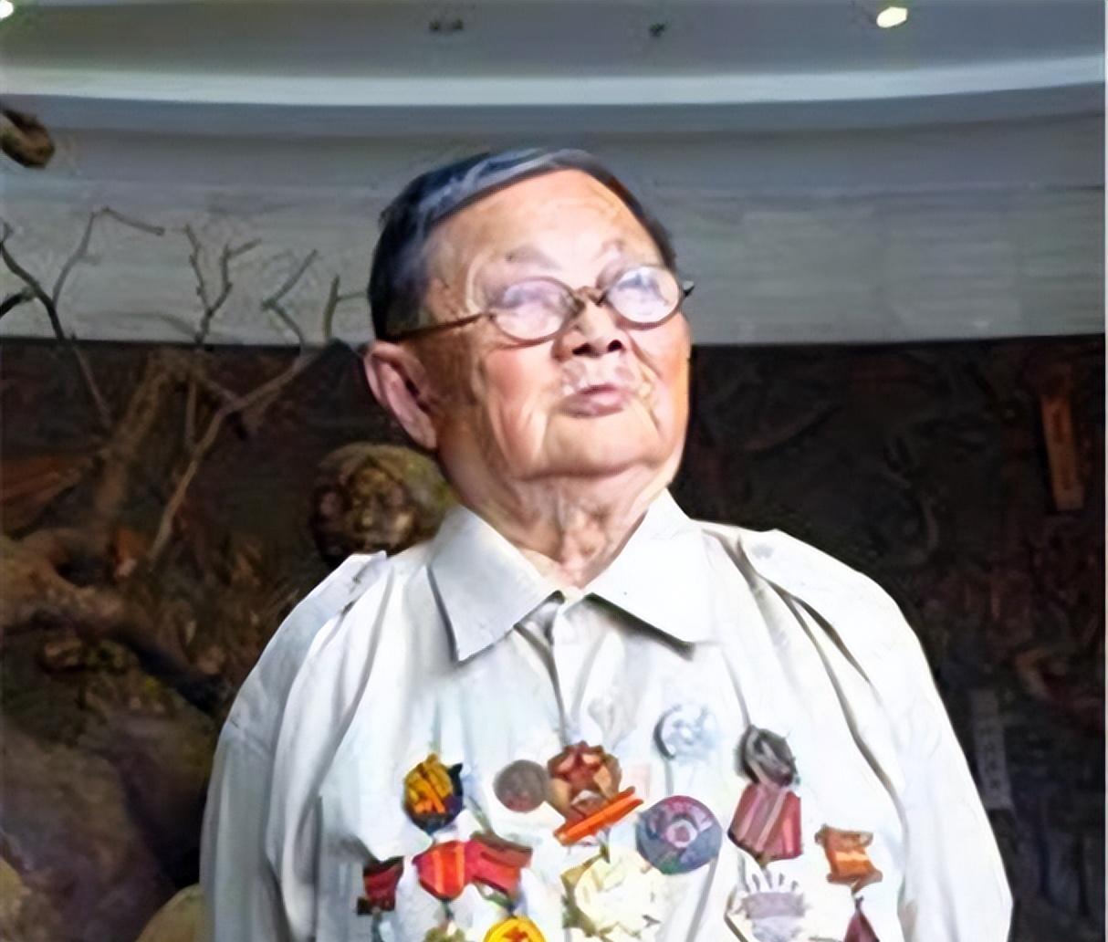 1939年，一个小男孩在街上碰见了日军军官茨谷五雄，随后礼貌地鞠躬。茨谷五雄心情