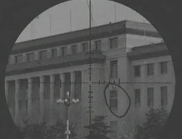 1966年，周总理在大会堂接见外宾时，一颗子弹突然射进了大会堂。总理十分恼怒，下