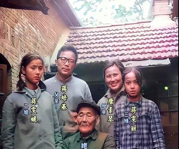 蒋雯丽有点像混血，今天看到蒋雯丽的全家福，他二姐更像外国人，比蒋雯丽还漂亮！蒋