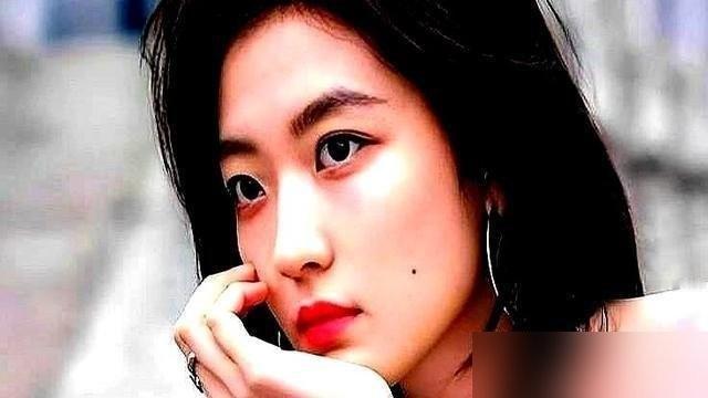 井柏然这一口雨中吻戏砸下去，直接把孙千和自己送上了热搜断层第一。没有借位，浑身透湿。镜头前那种近乎失