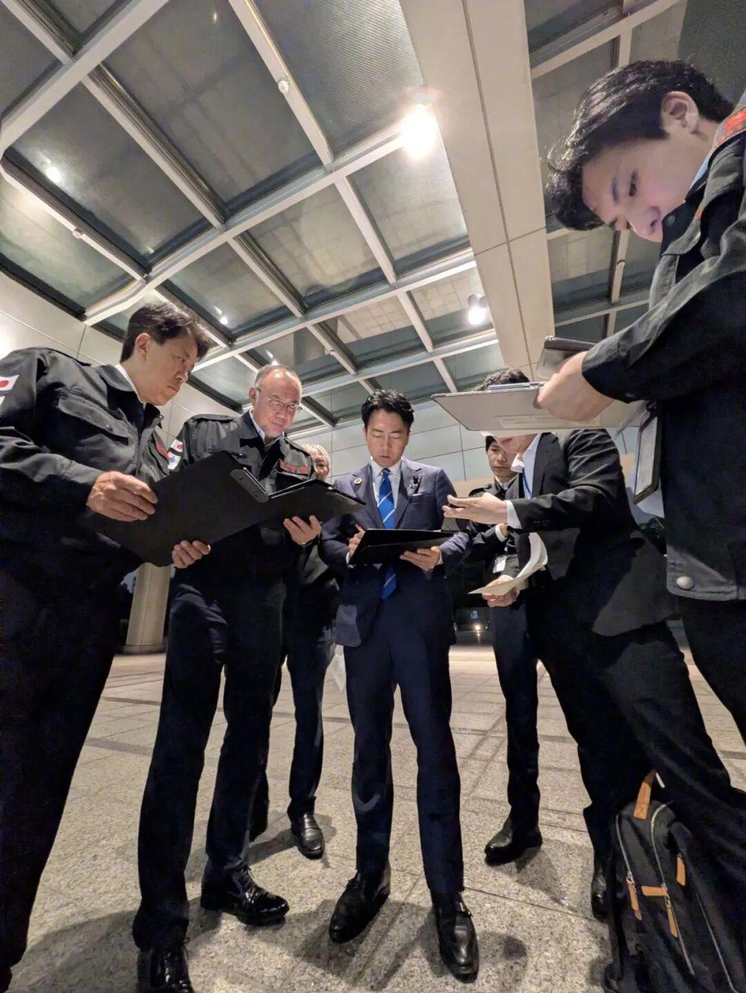 日式救灾，纯属摆拍……哟息，作秀的，玩得大大的好。