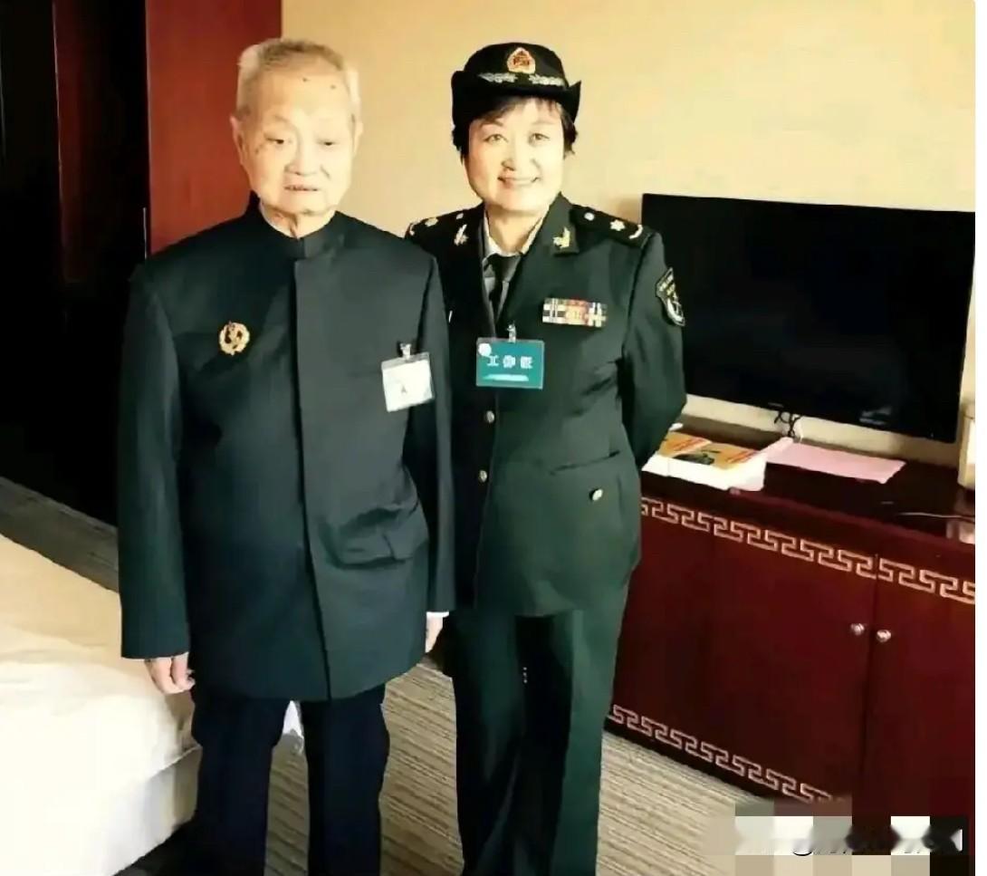 这是陈赓大将长子陈知非与女儿陈知进的一张合影。陈智非教授、高级工程师，一生深耕国