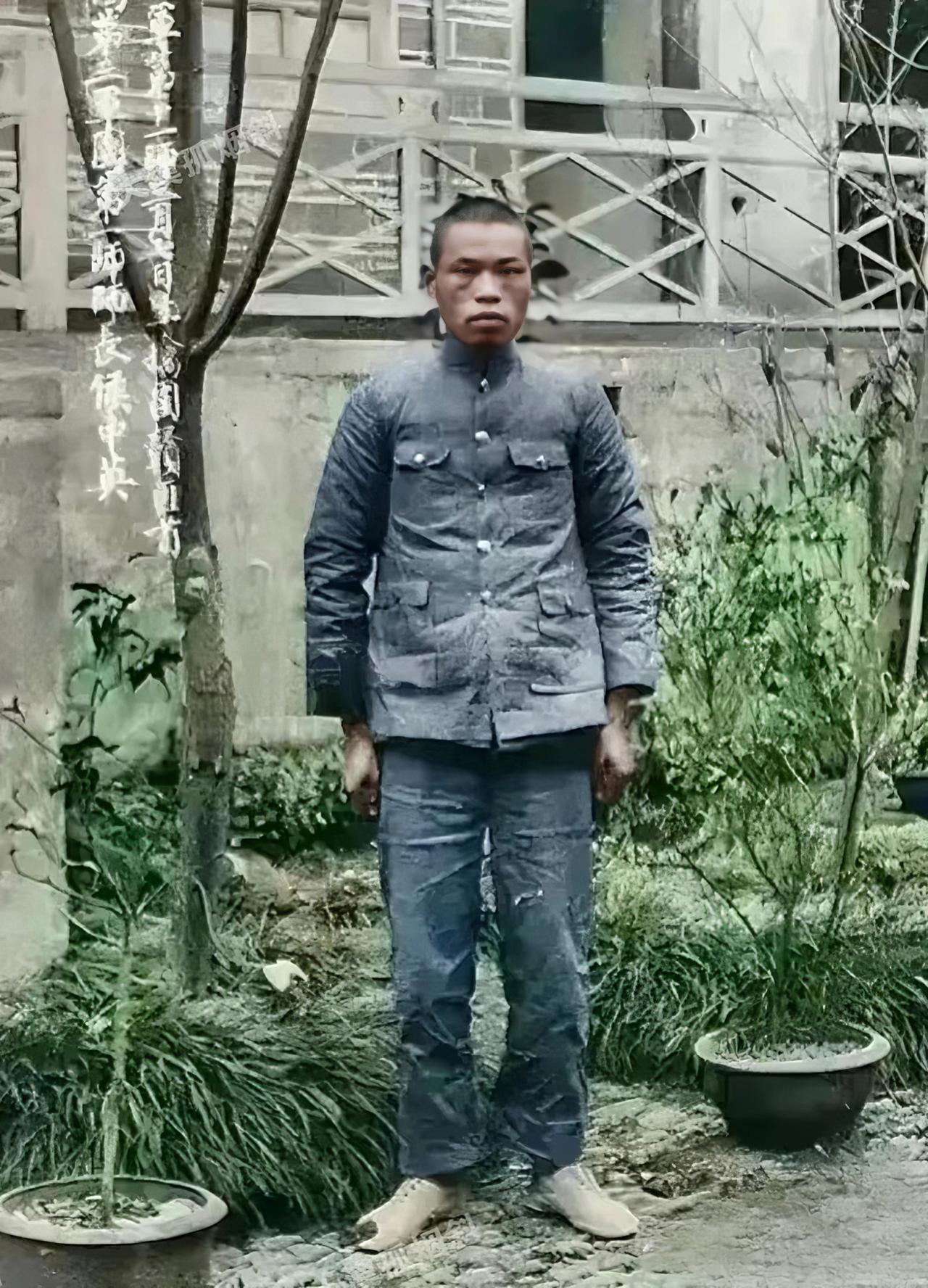 32岁红军师长被俘后唯一影像，宁死不屈的铮铮铁骨！时任红三军团红1师师长的他，在