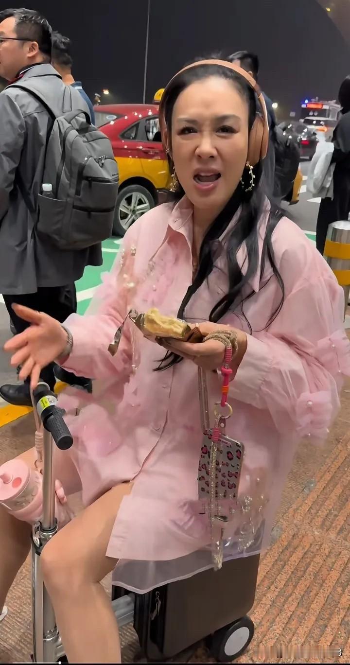 有些人说她已经是大妈的样子了，其实仔细看她脸上的皮肤还是相当的细腻，有光泽度，5