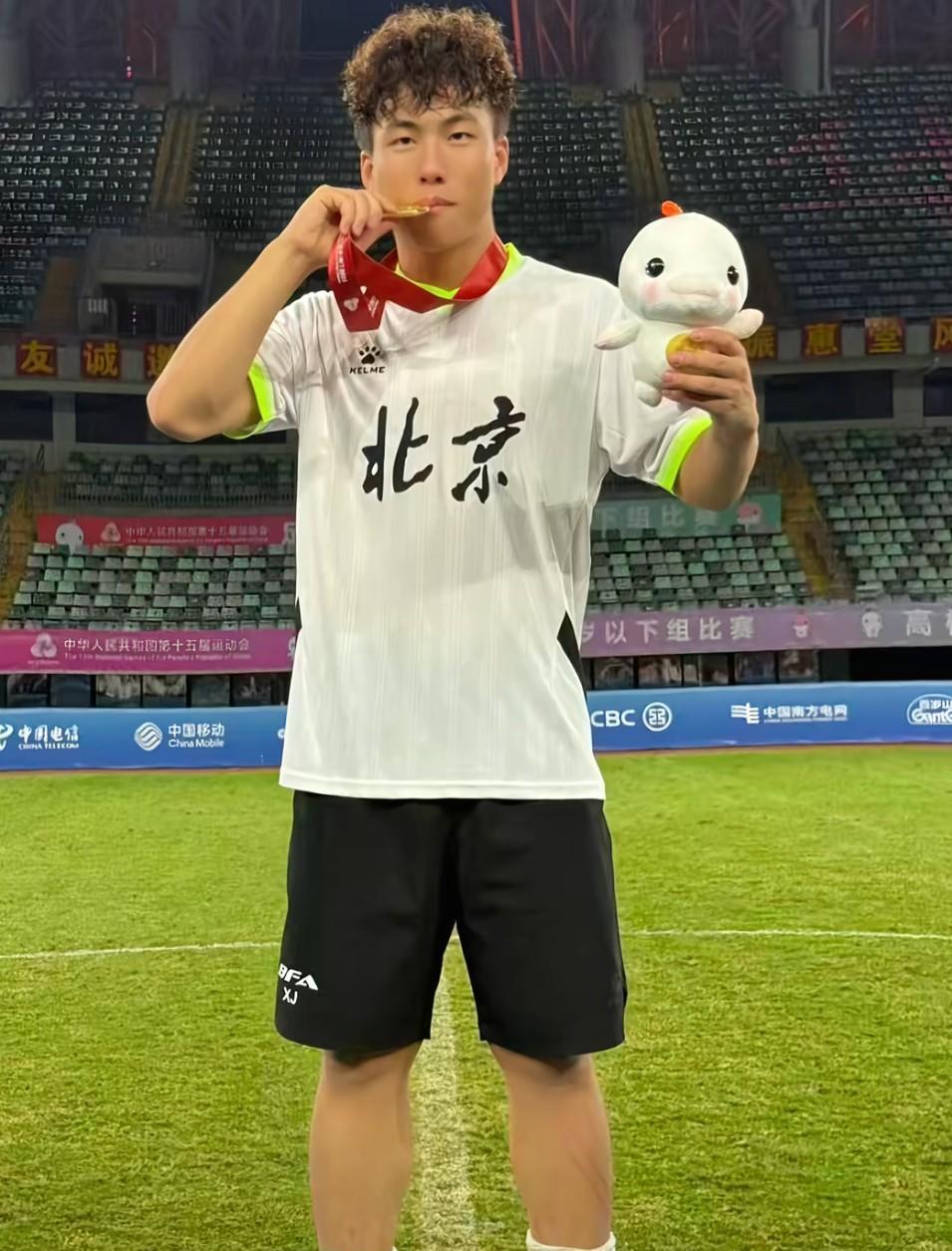 小伙子好样的,中国足球新希望!16岁的中国小将谢晋代表卡拉万切尔U19B队在地区