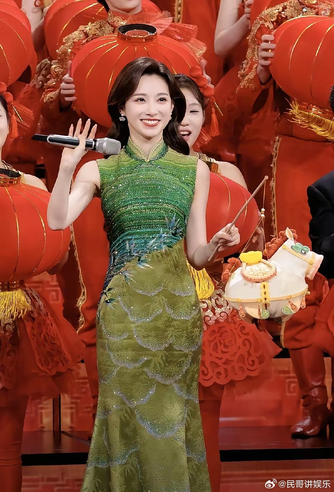 看了今天的元宵晚会，终于知道，为什么马凡舒年纪轻轻就能主持这么多次春晚了，原因其