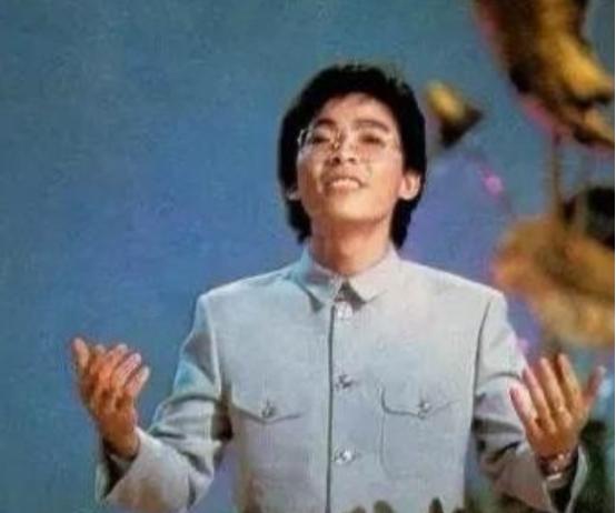 1980年，张明敏唱完《我的中国心》后，被香港娱乐圈拒之门外，正当他心灰意冷准备