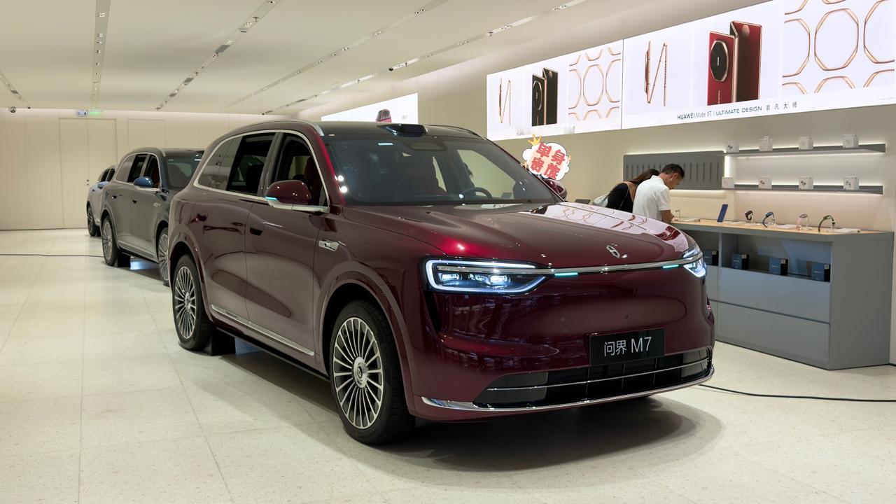 随便逛一个商场都能看到问界M7和问界M9，乍一看两款车确实很相似，细看问界M9大