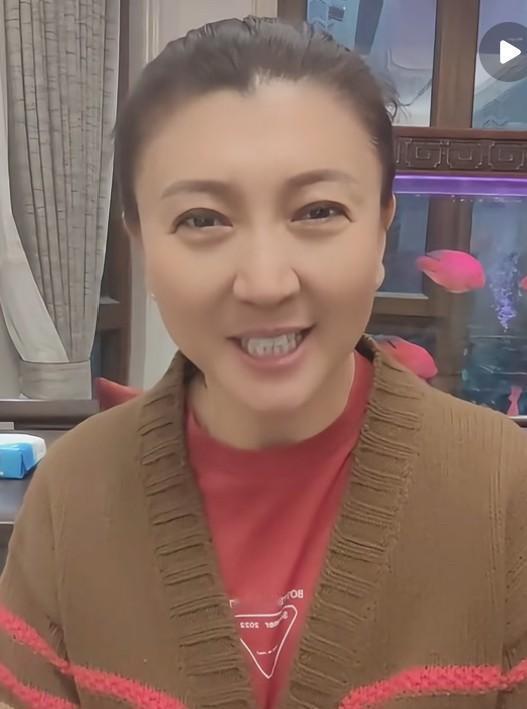 闫学晶的“酸黄瓜”风波，远不止一句口误那么简单。一个词引发全网嘲讽，这不是网友