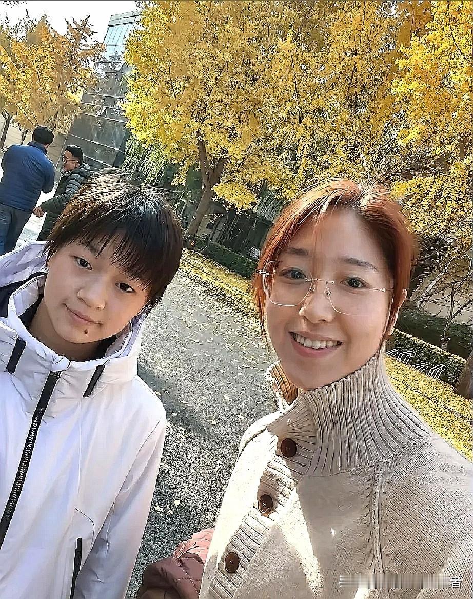 这个阿姨太幸福了应该是全网最幸福的人能在街上偶遇全红婵，还跟她合照了，这不跟