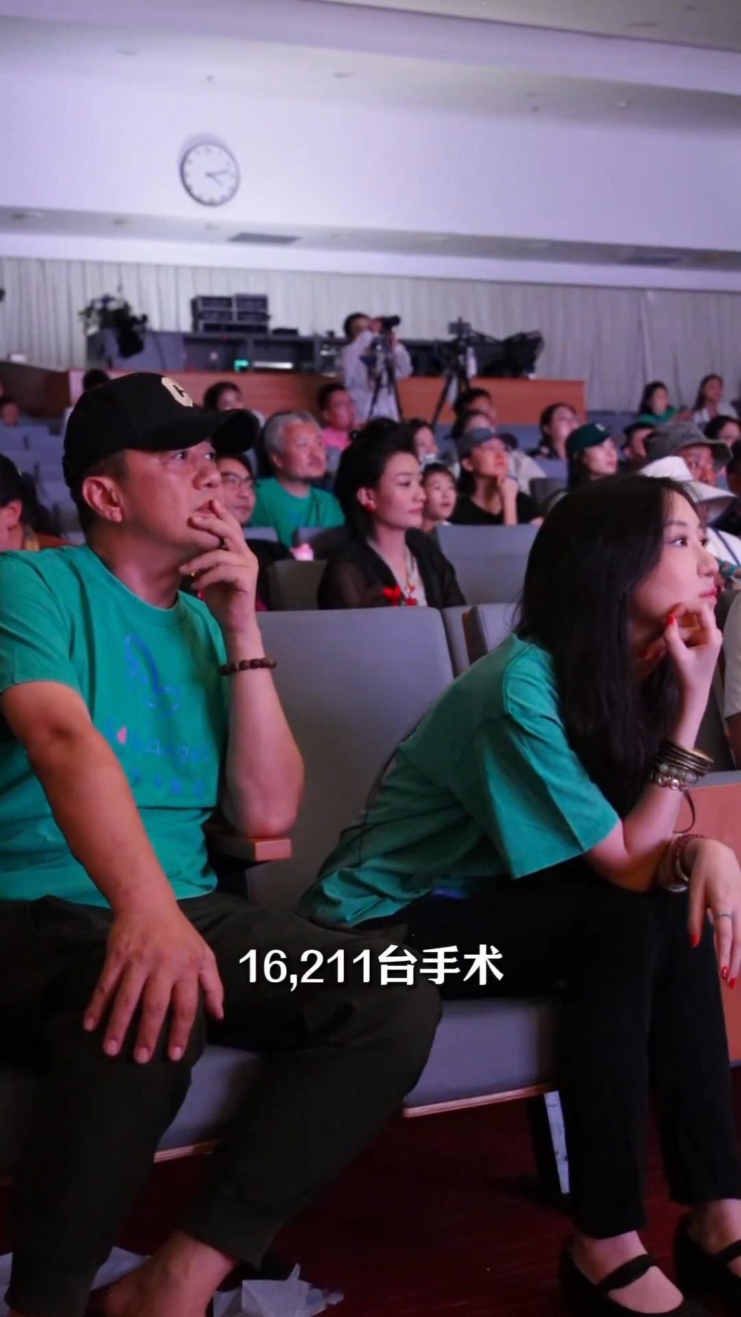 李亚鹏cue李嫣打招呼李嫣的气质父女俩一个样​​​