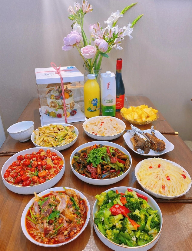 婆婆昨天过生日我给婆婆订了个蛋糕还帮忙烧了一桌饭菜临走我给了200红包🧧