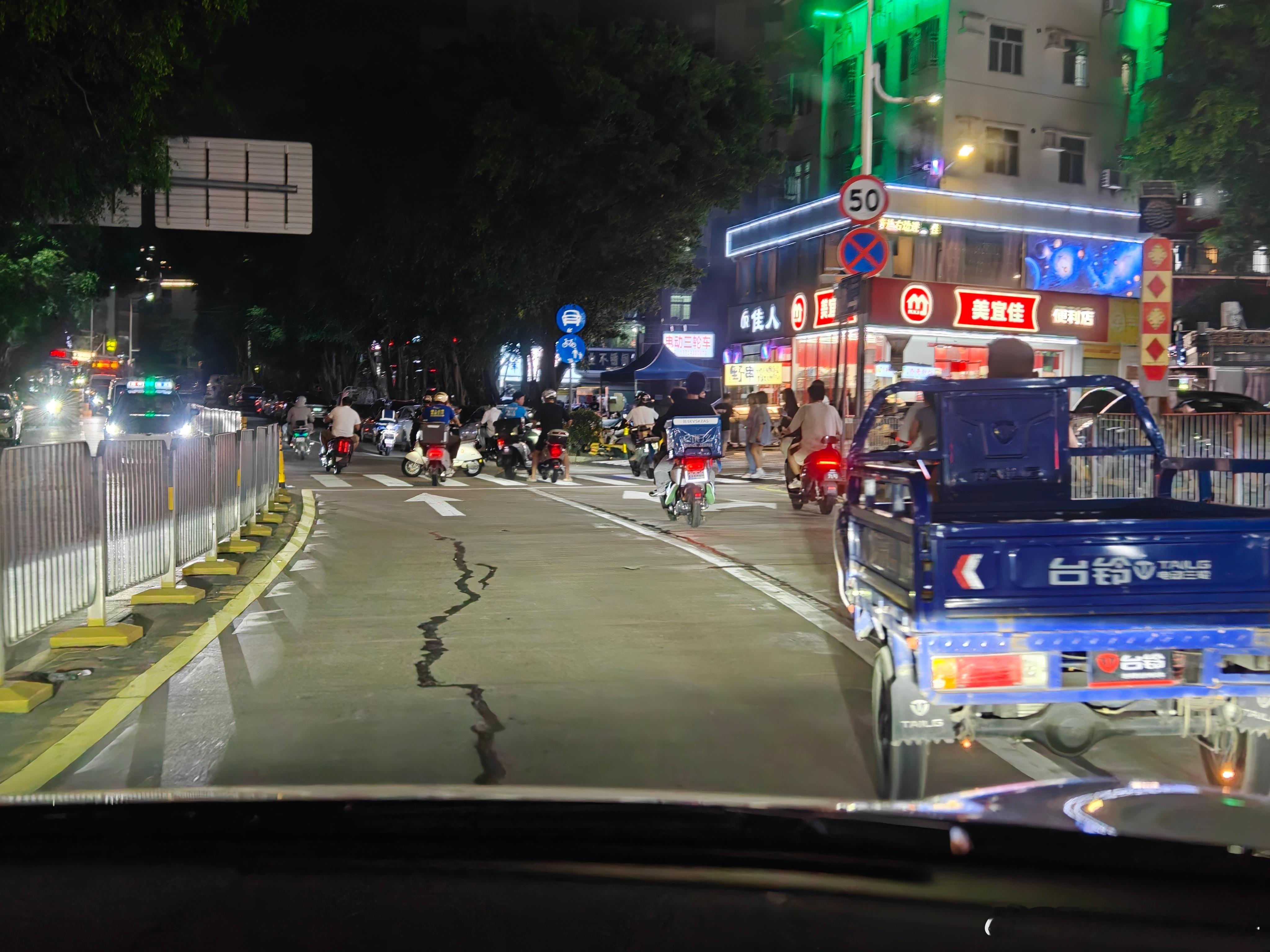 就说开车遇到这么多在路中间乱穿的小电驴，你怕不怕[捂脸哭][捂脸哭]​​​