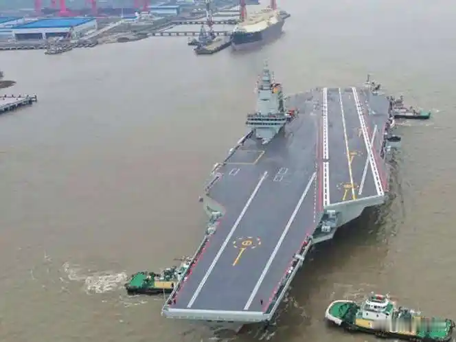 为什么福建舰这么久还不服役？其实说到底是因为福建舰的技术问题，没办法直接服役。很多人一直疑惑，福建舰
