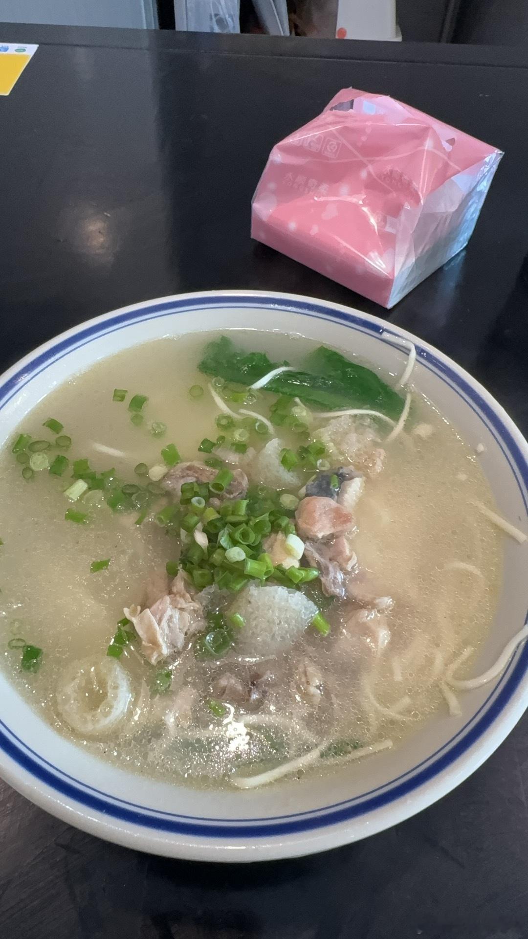 今天胃口开了，肯德基吃完没饱。。下来吃碗面。​​​