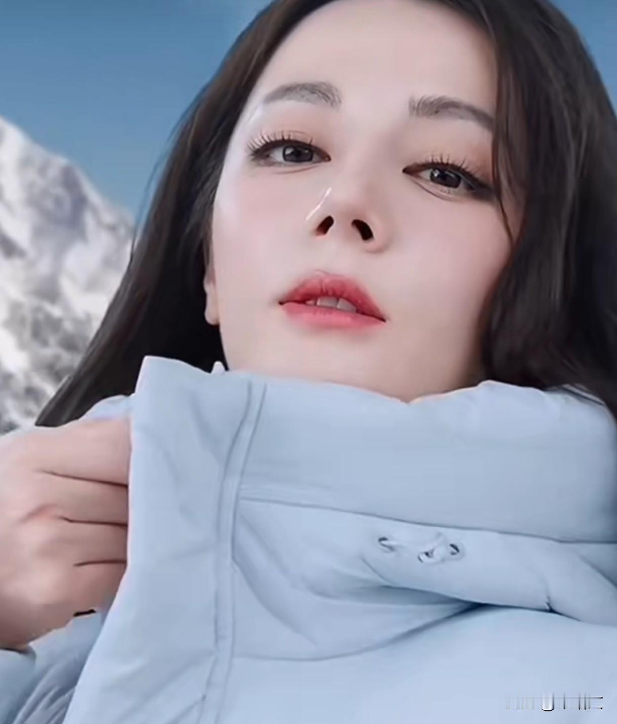 迪丽热巴跟骆驼的三段纠葛！告侵权、春晚被拒、新代言引骂战，太波折迪丽热巴和