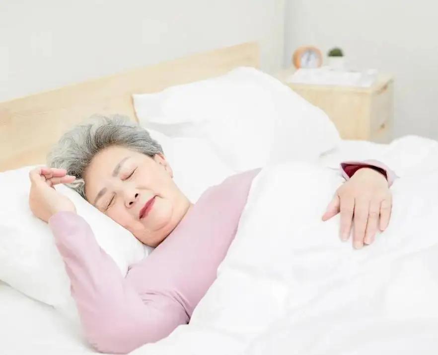 老年人睡太早有危害？医生呼吁65岁以后最好在这个点睡觉很多人都认为，老年人越