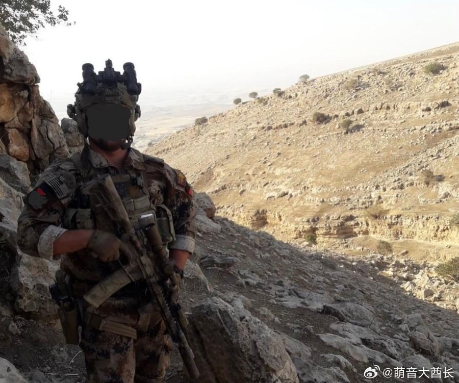 2022年，一名美国海军陆战队突袭者（MarineRaider）跟伊拉克特种部