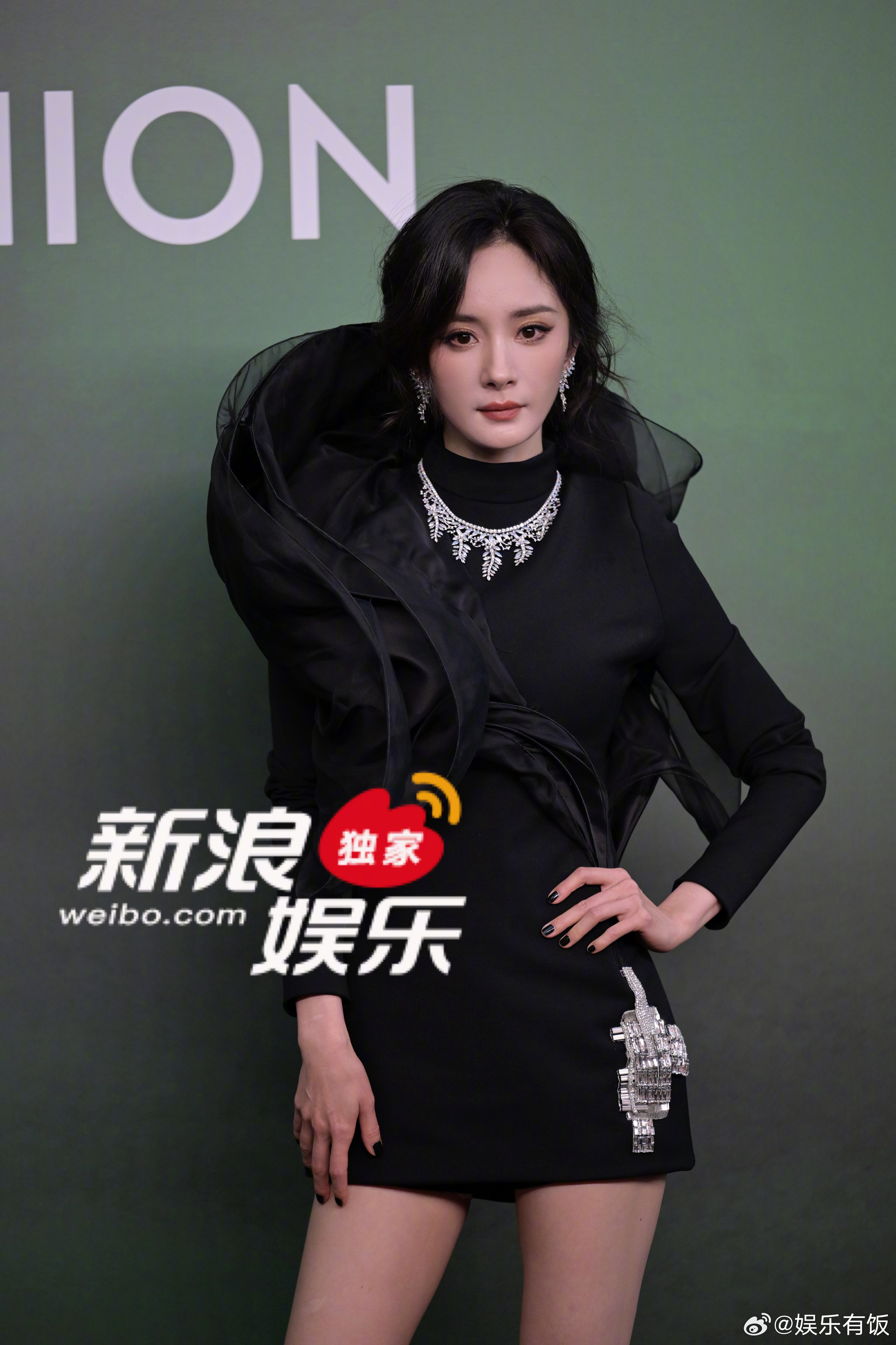 勾引女人的事杨幂冷脸就干了杨幂老公级别亮相vogue红毯，冷脸➕暗黑系，这个