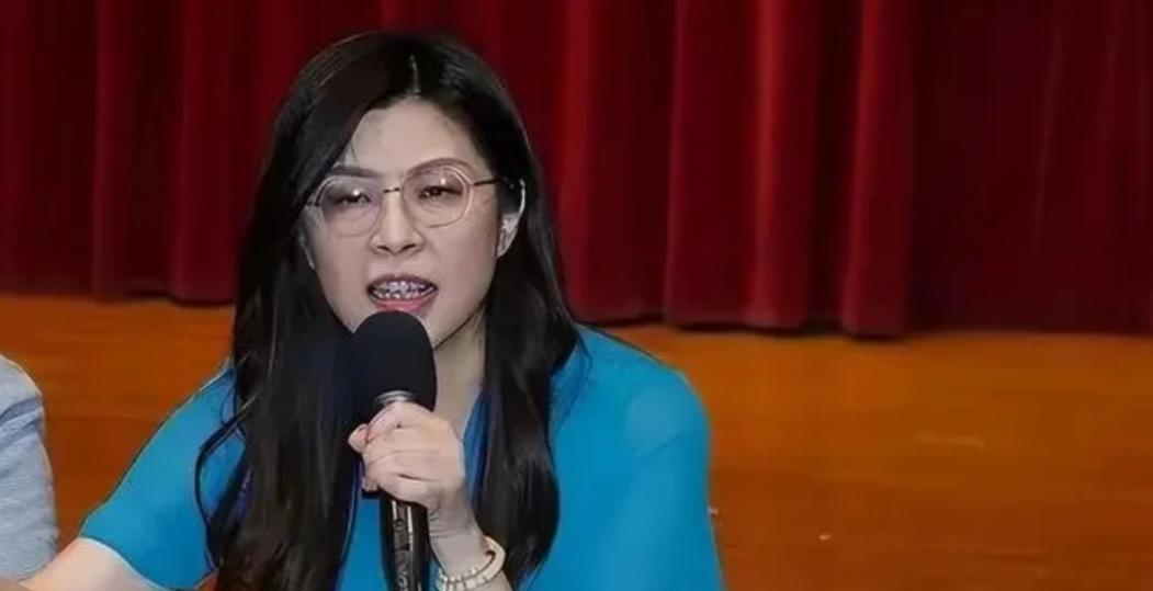 国民党副主席张荣恭最近在节目里爆了个猛料，说郑丽文根本不是大家以为的