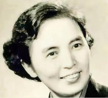 1940年一个国民党女军官独身一人来到了新四军驻地，不顾哨兵的阻拦也要找叶飞，没