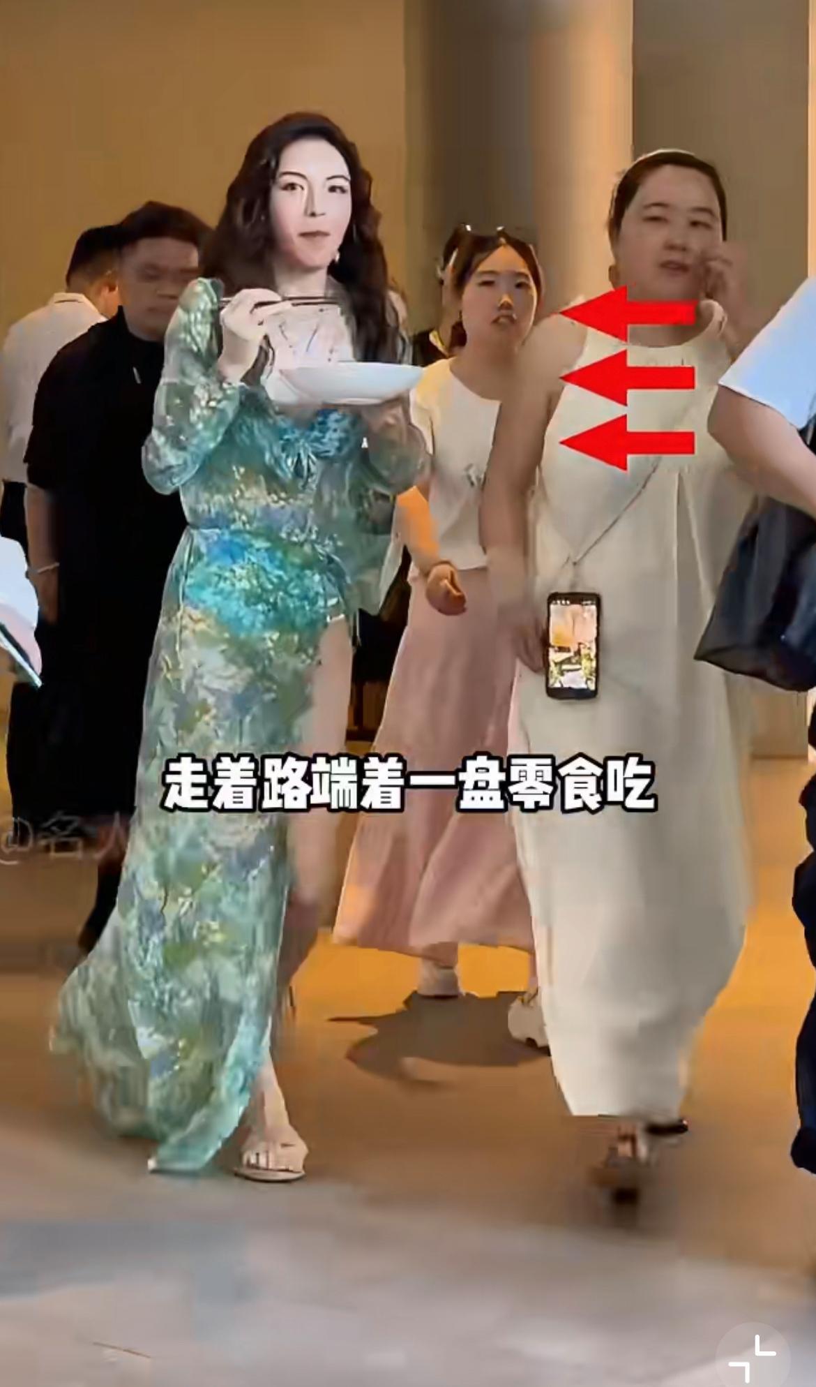 钟楚曦边走路边端着盘子吃饭，这姐总能干出让人匪夷所思的事情来，看她的样子应该是不