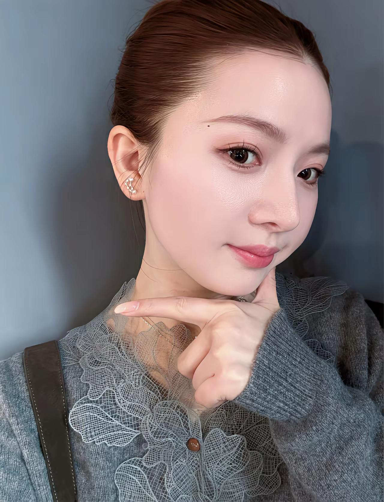 美女的面相非常棒，皮肤白里透红，气质高雅。举手投足之间都显示出独特的魅力。