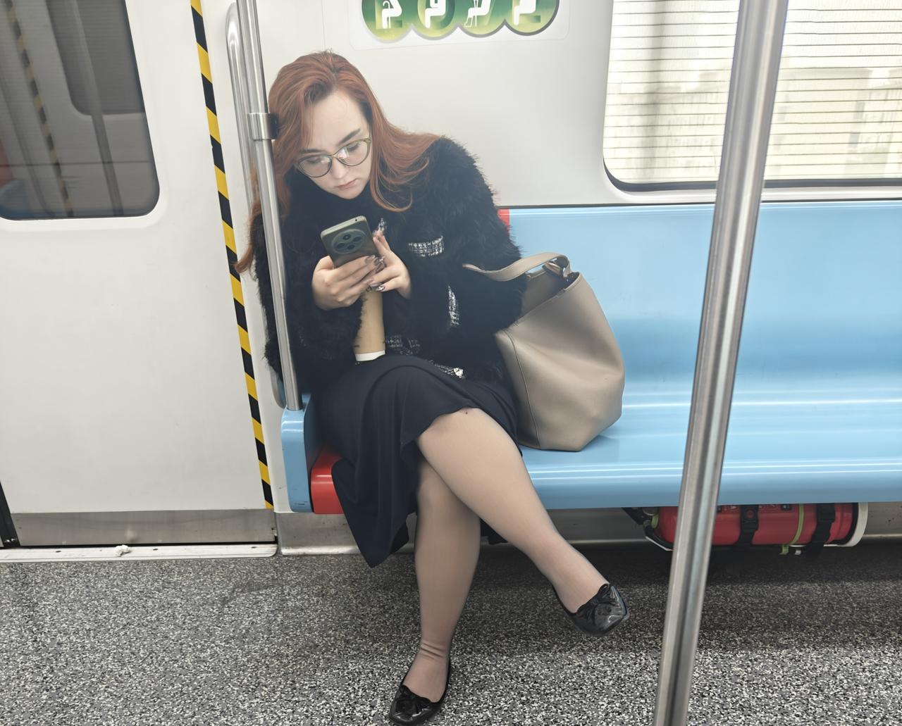 俄罗斯女人吗？看脸有西洋血统看腿有蒙古人的样子威武霸气[赞]