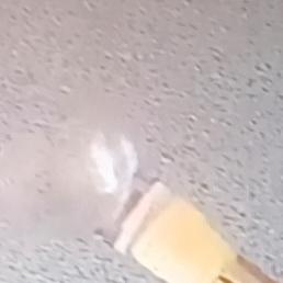 家人们，我发现把塑料瓶绑扫把上超实用！平时喝饮料的塑料瓶，喝完就扔怪可惜的，其实