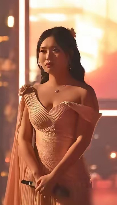 看芒果台跨年，李雪琴一出来，我心里咯噔一下。这就叫减肥界的终极魔咒吧？听说这