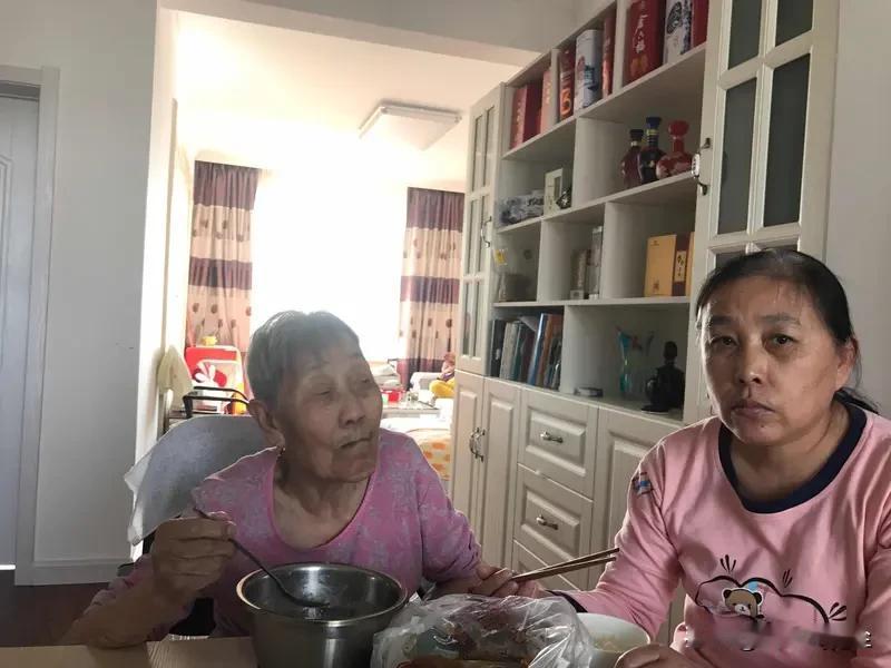 妻子跟老公商量，说她妈妈身体不好，问能不能每月多给1000块，原来的2000块怕