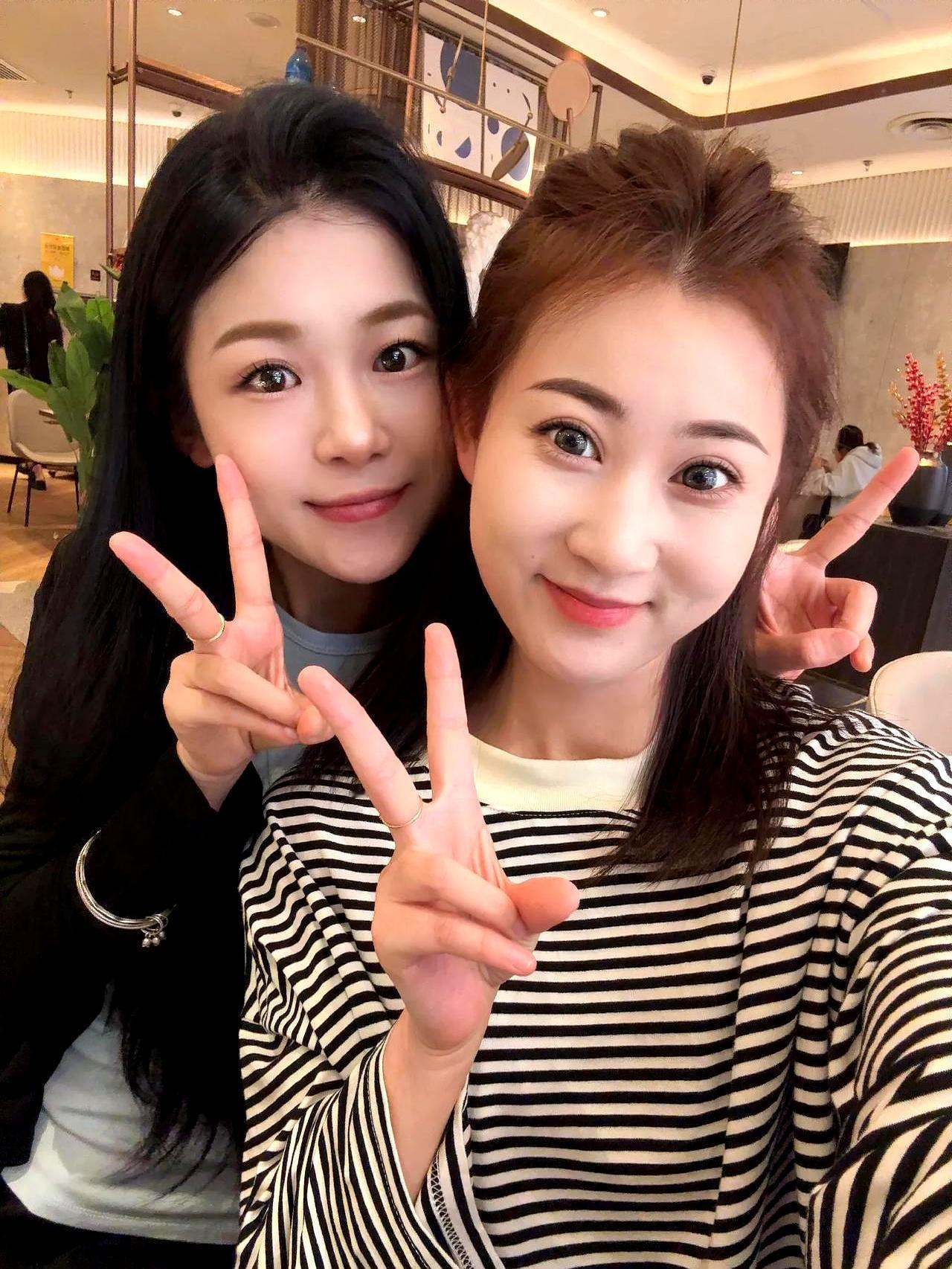 清晨醒来时，她枕着他的臂弯刚问“啥时见爸妈定下来”，他滑着手机反问三连：彩礼给几