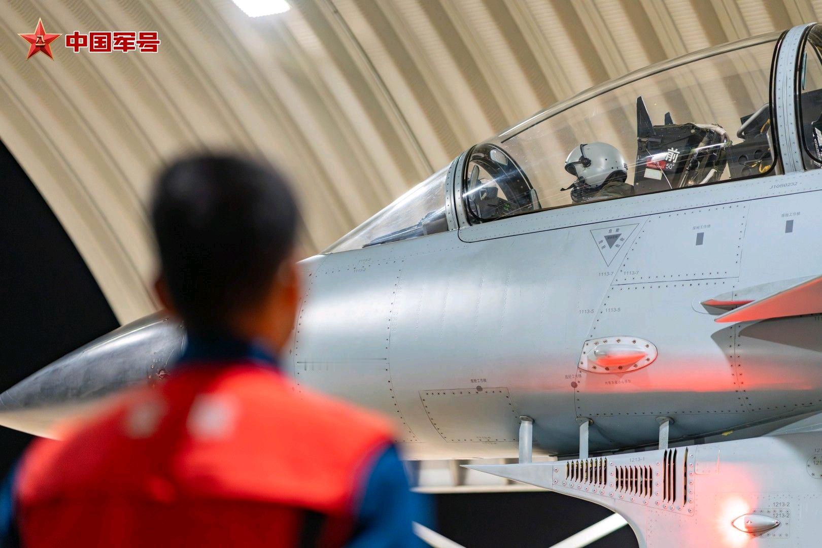 猛龙夜训，南空某旅歼-10