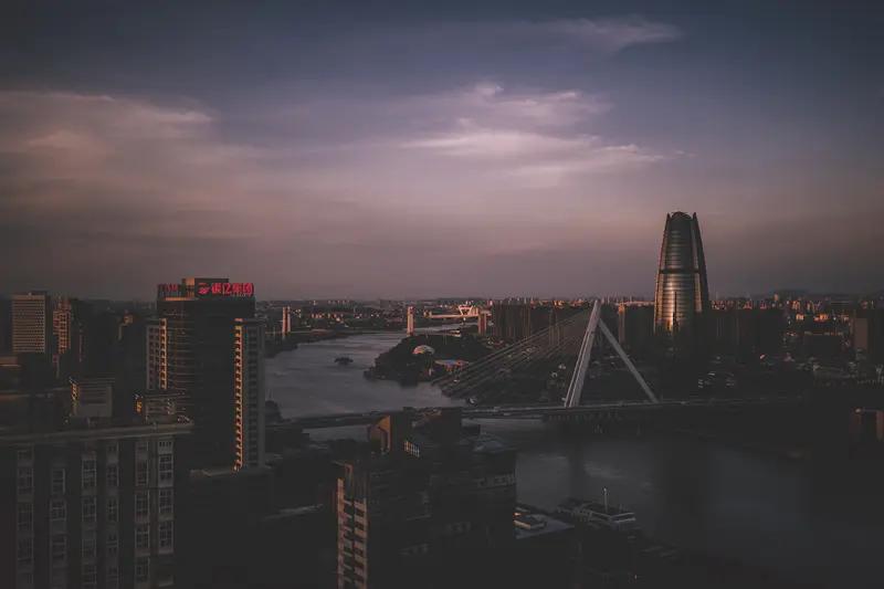 我小时候觉得青岛大连厦门说很出名的大城市，是除了省会和直辖市之外的顶级城市。那时