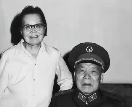 1945年夏末，李达将军已经四十出头还打着光棍，急得党内首长们直替他操心，干脆半