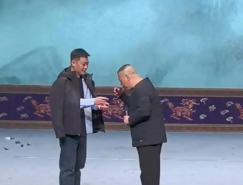 郭德纲办公室有块屏幕。红绿数字实时跳动，排名末位的名字下一秒就会变灰——那是演