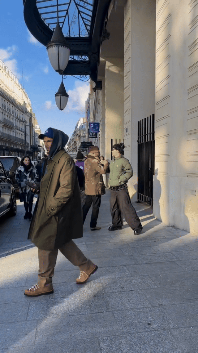 有人在巴黎街头偶遇了王嘉尔，一身allblack+冷帽好绝！路人还拍到他逛店pi
