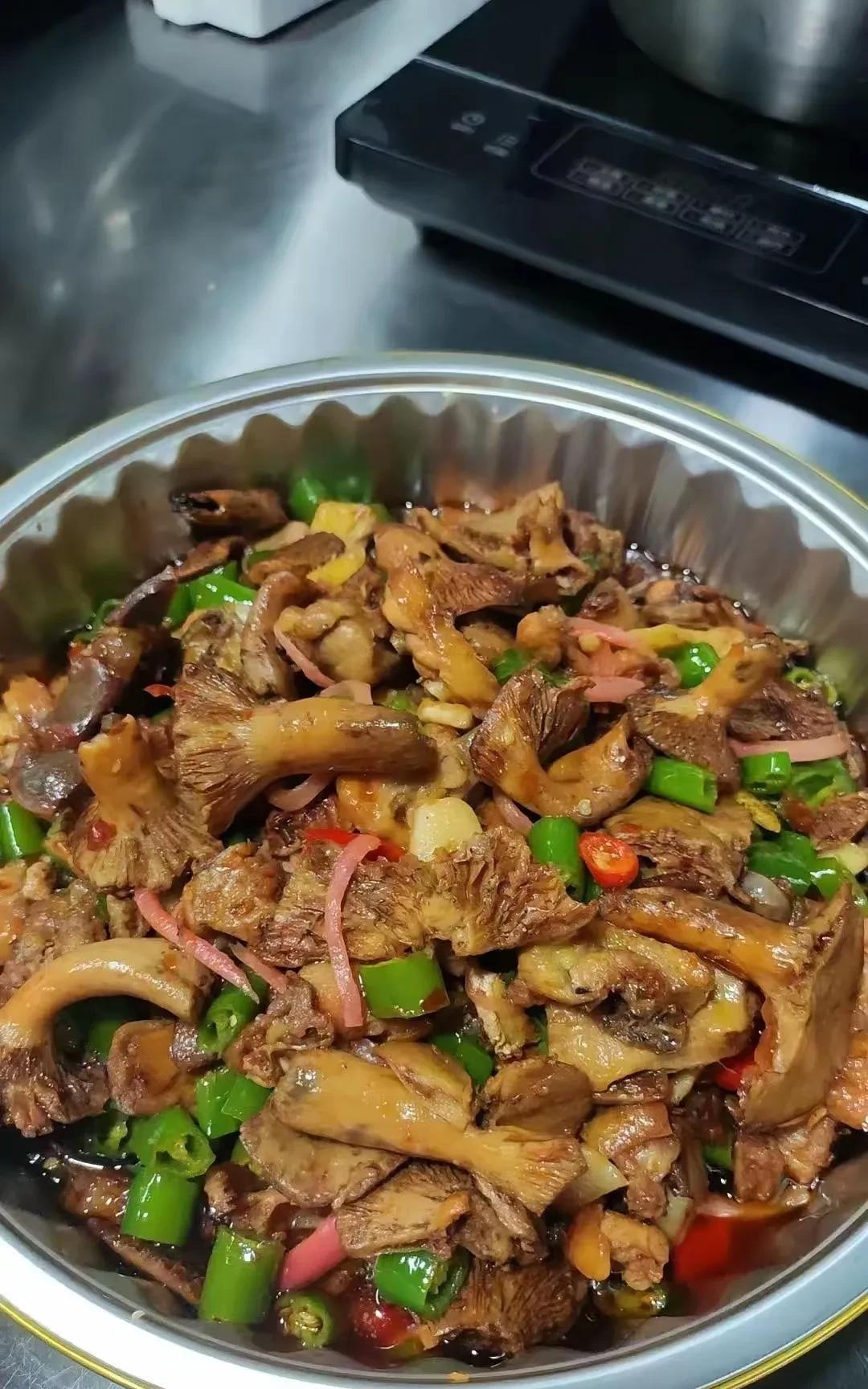 枞树菌，学名叫松乳菌，是少数没法人工养殖的野生菌。味道特别的鲜，价钱一直以来都不