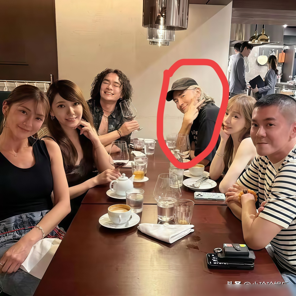 44岁王心凌晒生日照，同框的江直树你还认得出来吗？王心凌还是一贯的甜妹模样，边上的郑元畅留了长发，发