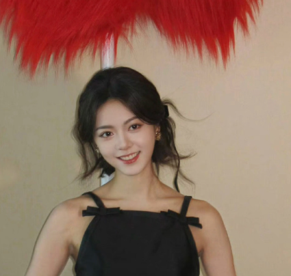 赵今麦在《骄阳似我》追剧团活动中以法式缎带低盘发造型惊艳亮相，低盘发采用蓬松纹理