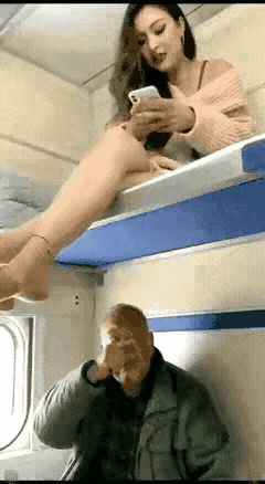 大爷是不懂风情啊！赶紧找列车长换个小伙子来吧，与人为善，要懂得欣赏，免费分享美腿