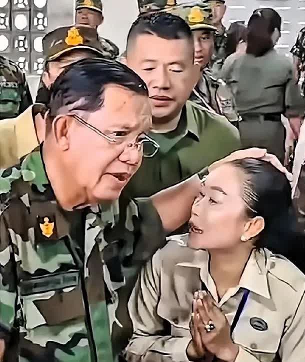 看看洪森听下属的汇报。下属得卑微到什么程度？洪森真把自己当成了国王。你还别说，在