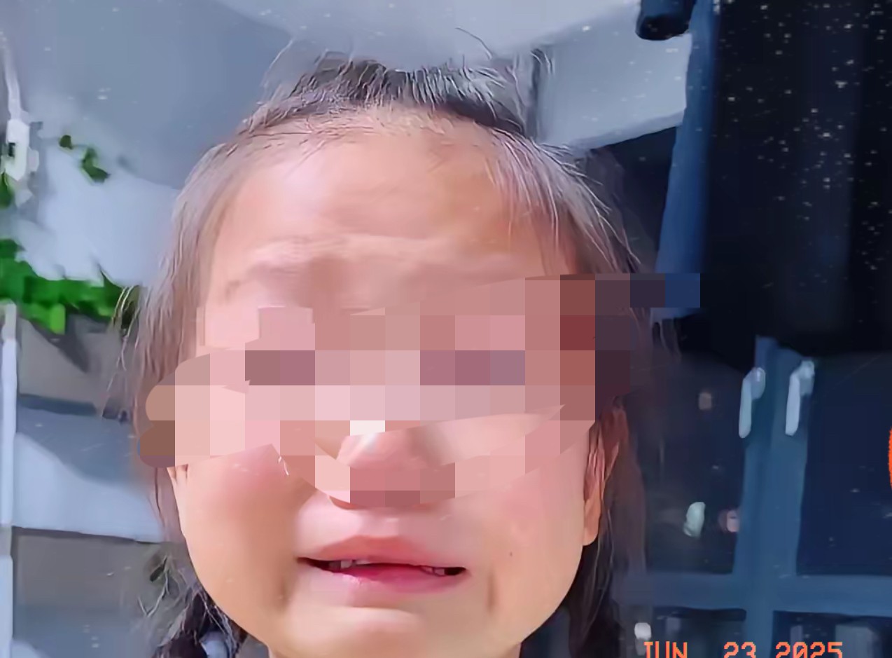 反转了！原来“饿肚子报警”的女孩，妈妈一人带大她，当天做了饭，她只是想吃外卖，才